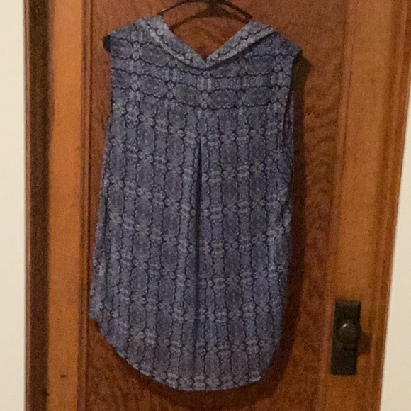 Woman’s blouse - Picture 2 of 6